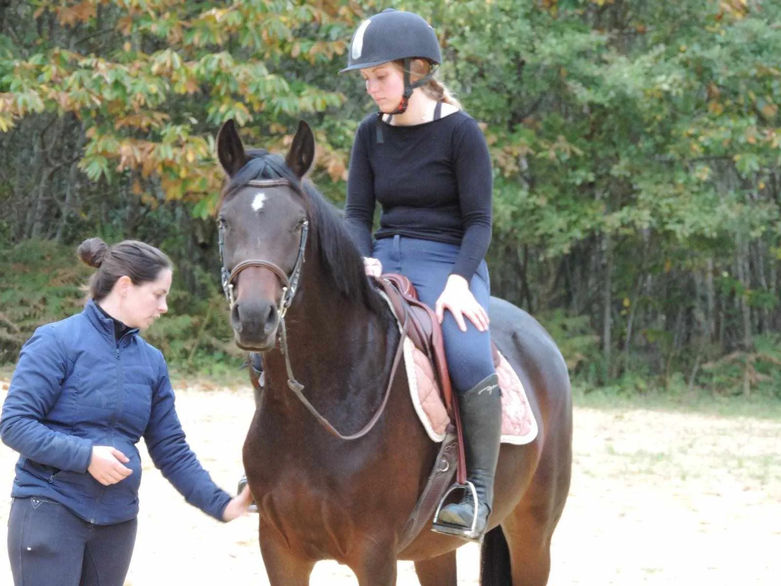 Anne-Laure Miquet coachant une cavalière en carrière de travail