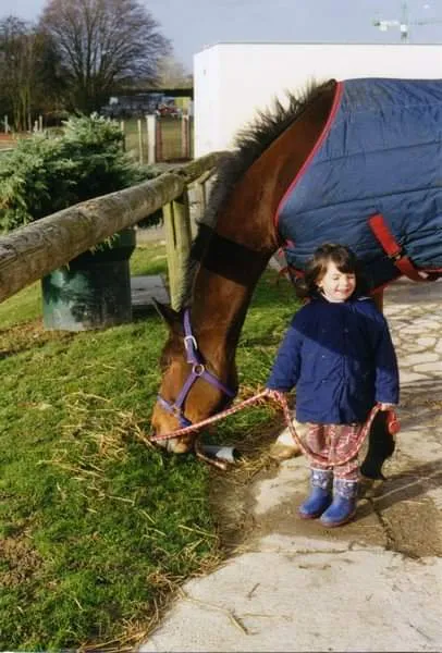 Anne-Laure enfant avec un poney en hiver — les premières années