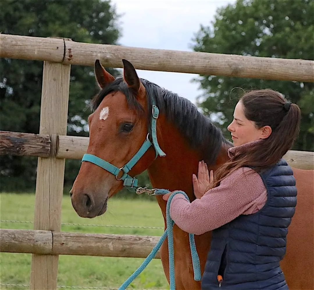 Anne-Laure Miquet, fondatrice de l'Écurie des Mignons, avec Kivala Mignonne