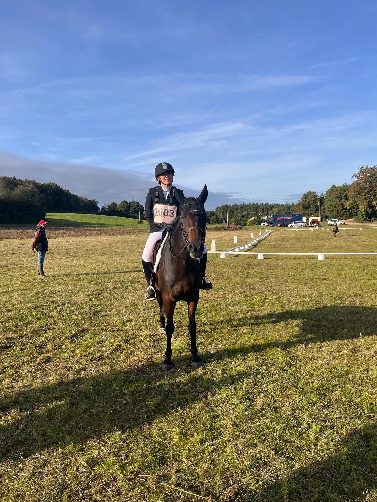 Cavalière en compétition de dressage